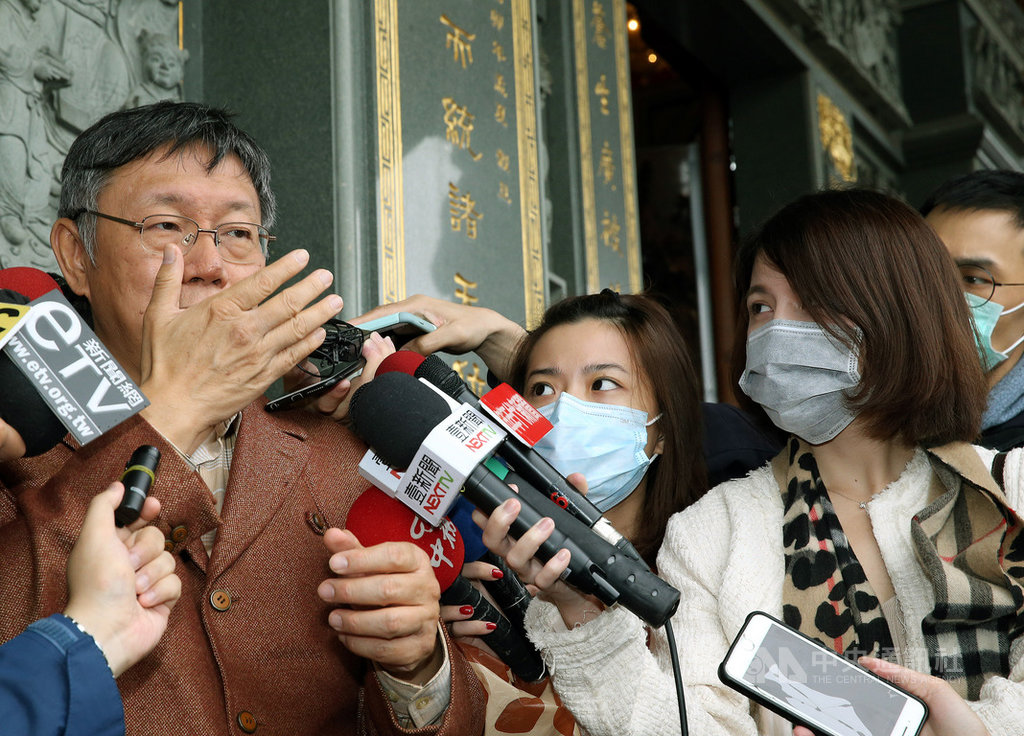 武漢肺炎疫情延燒,台北市長柯文哲(左1)26日大年初二到關渡宮參拜祈福,全程沒戴口罩發紅包、與民眾握手。他說,目前台灣的社區感染風險還不到沒病也要戴口罩的程度。中央社記者郭日曉攝 109年1月26日