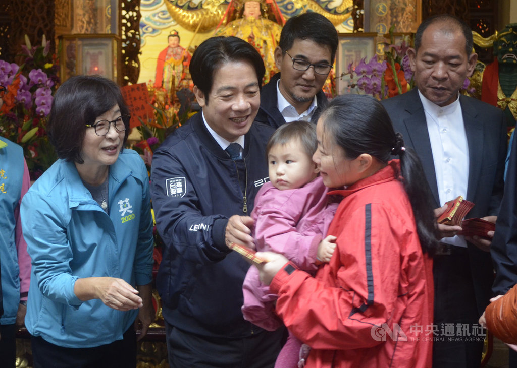 副總統當選人賴清德(左2)26日由立法委員蘇治芬(左1)與劉建國(後右2)陪同,在雲林虎尾天后宮發福袋,雖然虎尾下著雨,依舊有數百名民眾排隊領福袋。中央社記者蔡智明攝 109年1月26日