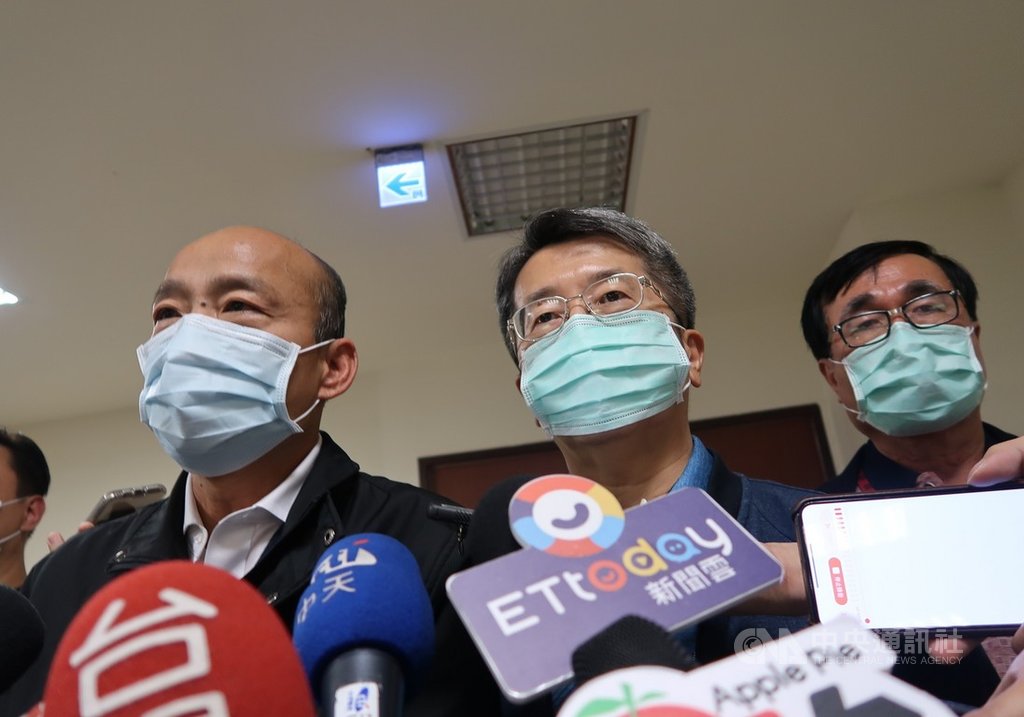 高雄市長韓國瑜(左)25日偕衛生局長林立人(左2)主持「第二級流行疫情指揮中心第2次應變會議」,宣布高雄市防疫一級開設,並啟動緊急防疫。中央社記者王淑芬 攝 109年1月25日