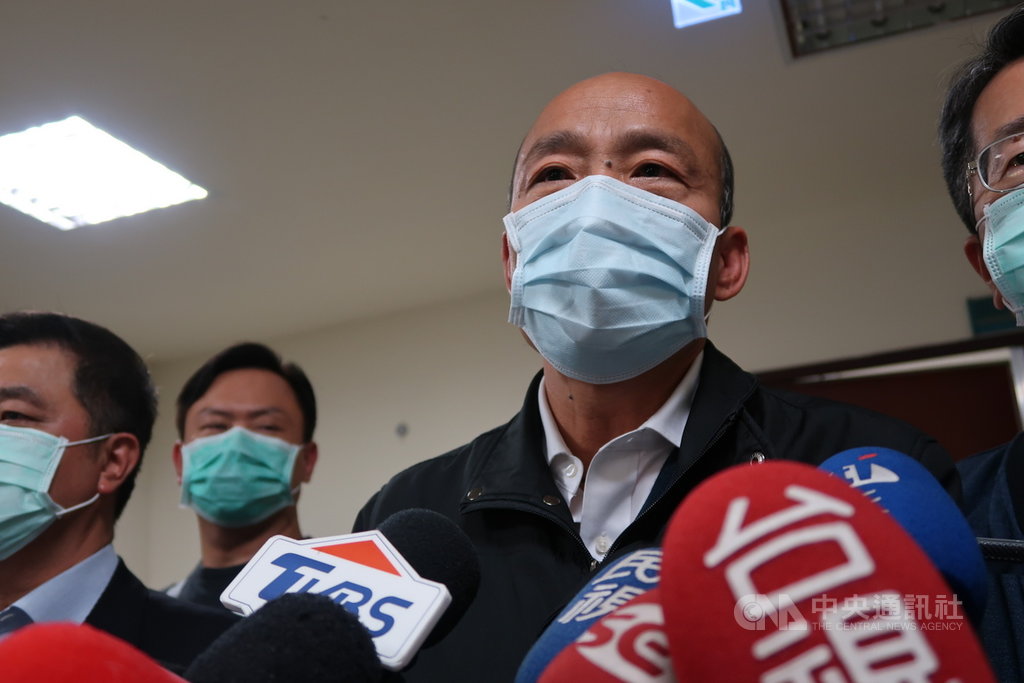 高雄市長韓國瑜提早返回高雄市,25日晚上在衛生局主持「第二級流行疫情指揮中心第2次應變會議」,會後宣布防疫升級為一級開設。中央社記者王淑芬 攝 109年1月28日