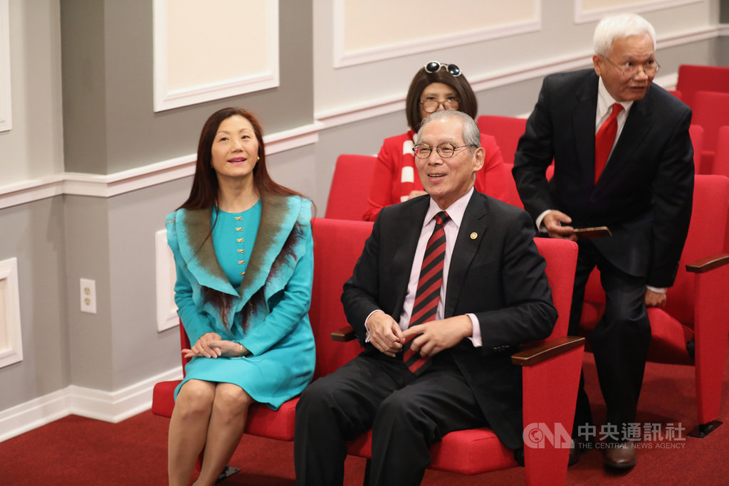 駐美代表高碩泰(前排右)及夫人宋小芬(前排左)去年12月5日開心試坐駐美代表處視聽室全新座椅。中央社記者徐薇婷華盛頓攝 109年1月26日