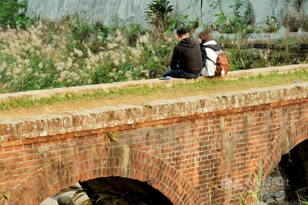民眾造訪大平紅橋,可開車規劃半日遊行程,品嚐在地活魚餐廳一魚多吃美味,或散步、租自行車等方式遍覽附近山光水色,也可到三坑老街享受菜包、粄條與牛汶水等道地客家滋味。中央社記者吳睿騏桃園攝 109年1月26日