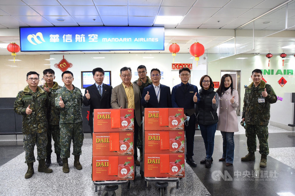 澎湖縣長賴峰偉(左5)26日在澎湖機場慰問春節各航空交通疏運人員,並表示,春節國內、外旅客進出量大,因應武漢肺炎疫情,呼籲中央政府提升機場防疫等級,加派防疫人員並增設紅外線體溫測量儀等。(澎湖縣政府提供)中央社 109年1月26日