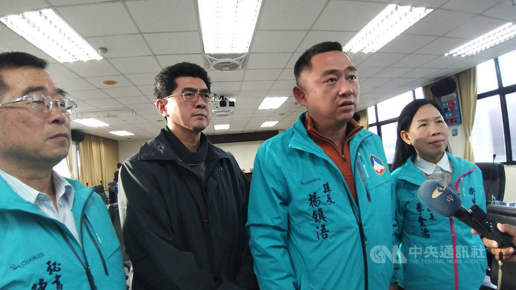 金門縣政府因應武漢肺炎疫情,26日下午召開疫情應變指揮中心會議,由金門縣長楊鎮浯(右2)主持。(金門縣政府提供)中央社傳真 109年1月26日