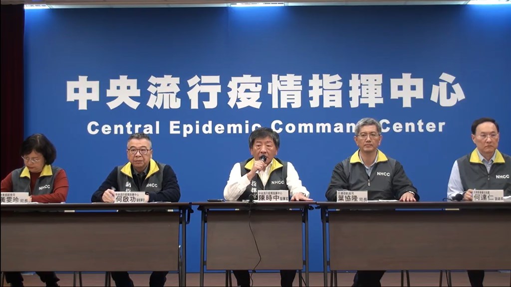 衛福部長陳時中宣布,有兩類人員必須居家隔離,一是自湖北返台者,二是與武漢肺炎確診個案有接觸者。居家隔離者若要出門必須向防疫人員報告,違者一旦查獲一律重懲,且予以強制隔離。(圖取自衛生福利部疾病管制署YouTube頻道網頁youtube.com)