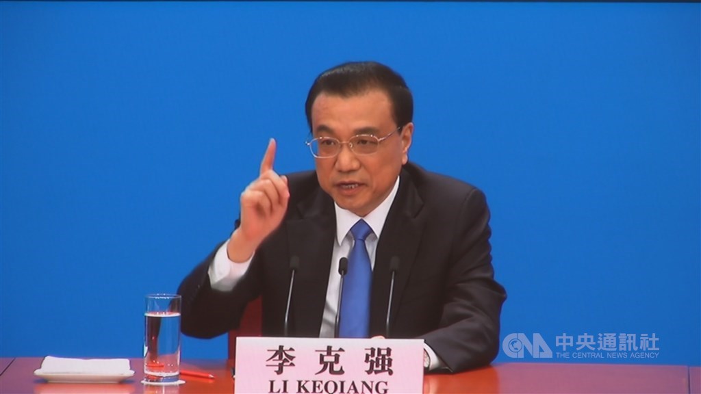 中共新成立的「中央應對新型冠狀病毒感染肺炎疫情工作領導小組」26日首度開會。據報導,中國國務院總理李克強是這一小組的組長,而會議中提到採取適當「延長春節假期、調整學校開學時間、支持網上辦公」等措施,減少人員流動。(中央社檔案照片)