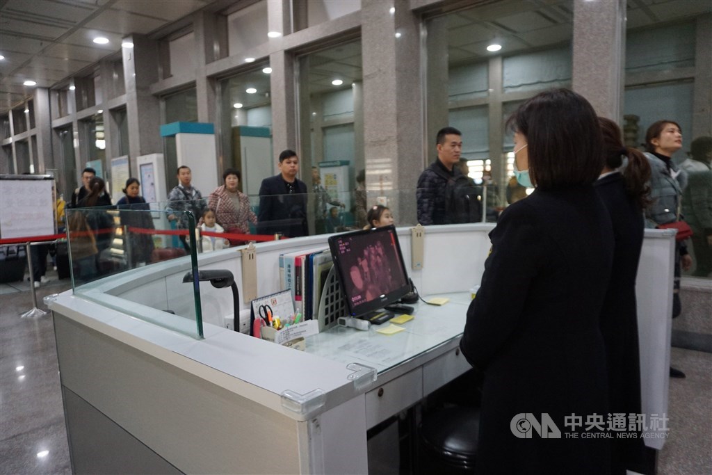 中央流行疫情指揮中心26日表示,全面暫緩中國大陸人士以小三通事由到金門、馬祖與澎湖離島。圖為21日金門小三通旅客進入檢疫站時必須接受紅外線體溫檢測。(中央社檔案照片)