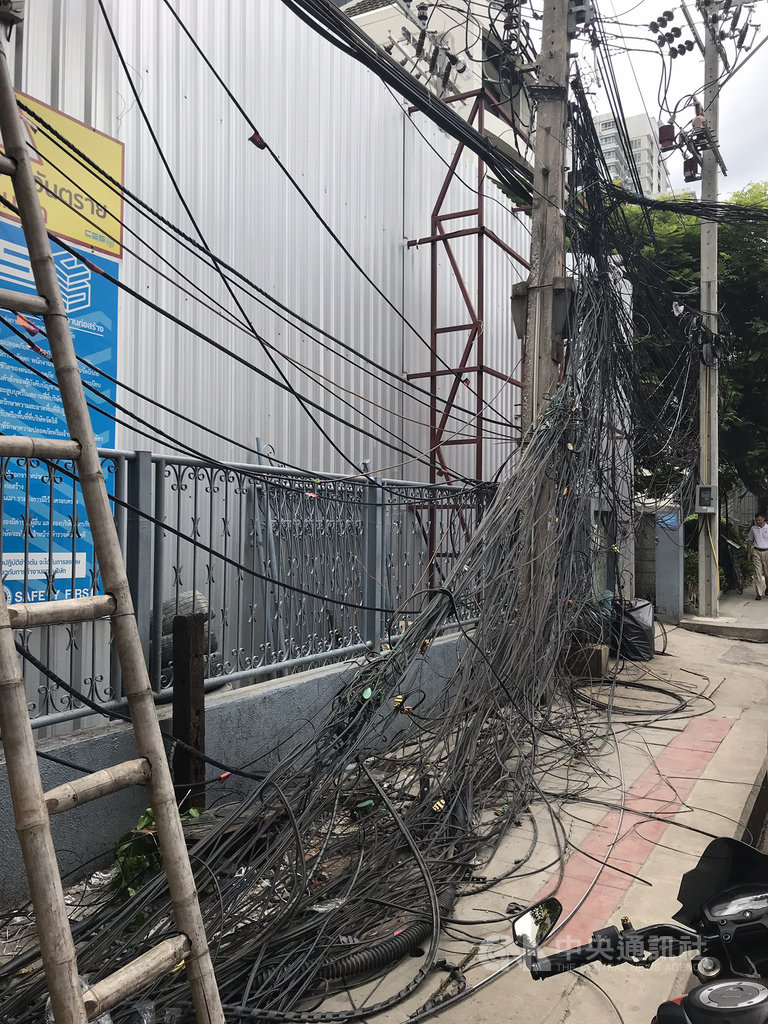曼谷市政府在2019年中宣布啟動200億泰銖計畫,要在2年內把全曼谷長達2450多公里的電纜線全部地下化。中央社記者呂欣憓曼谷攝 109年1月26日