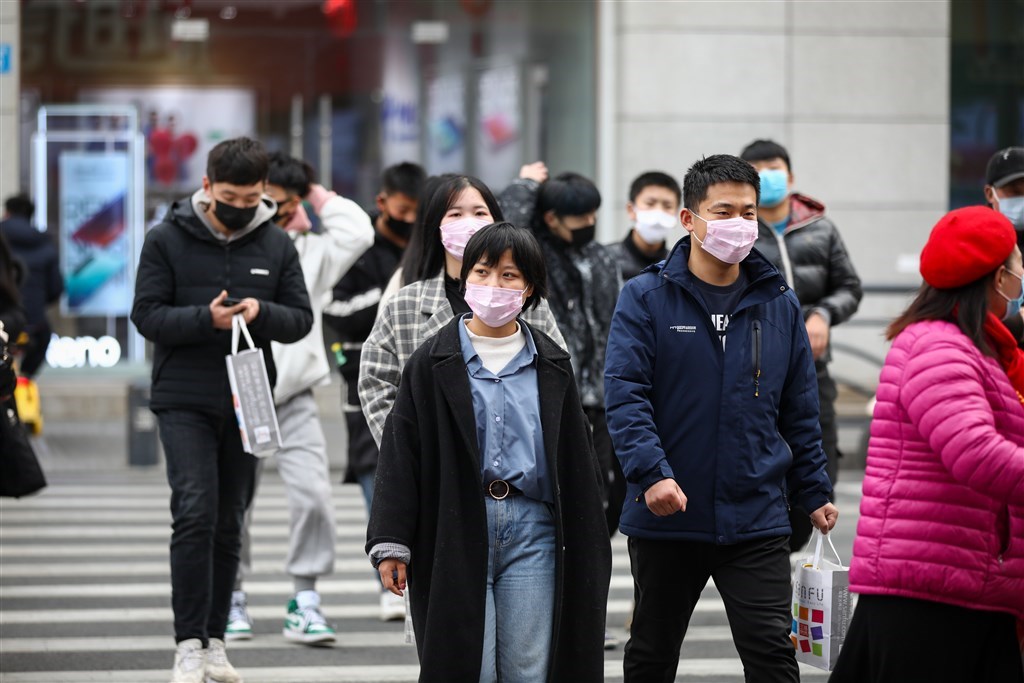 武漢肺炎疫情升高,中國官方27日通知延長春節假期至2月2日。圖為蘇省連雲港市民眾戴著口罩出行,防範新型冠狀病毒肺炎。(中新社提供)