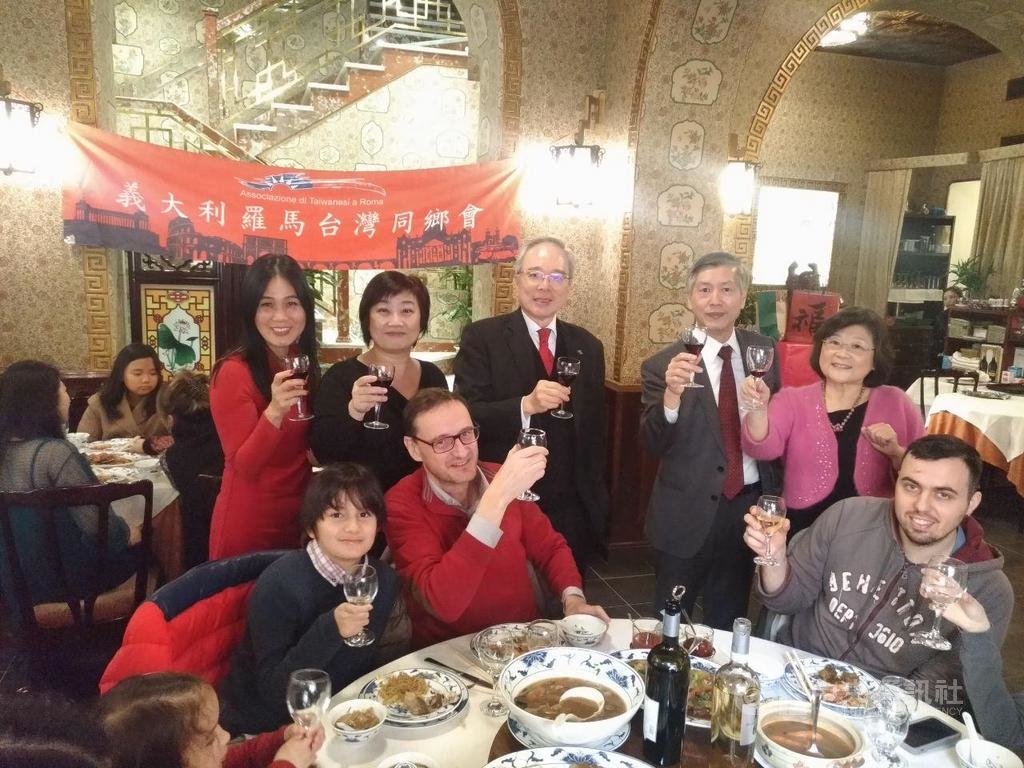 羅馬台灣同鄉會26日舉辦春節聚餐,駐教廷大使李世明(左3)、駐義大利副代表黃瑞龍(右2),僑務促進委員湯美快、王美紅(左1、左2)等60多位僑胞與義大利友人出席。(駐義大利代表處提供)中央社記者黃雅詩羅馬傳真 109年1月27日