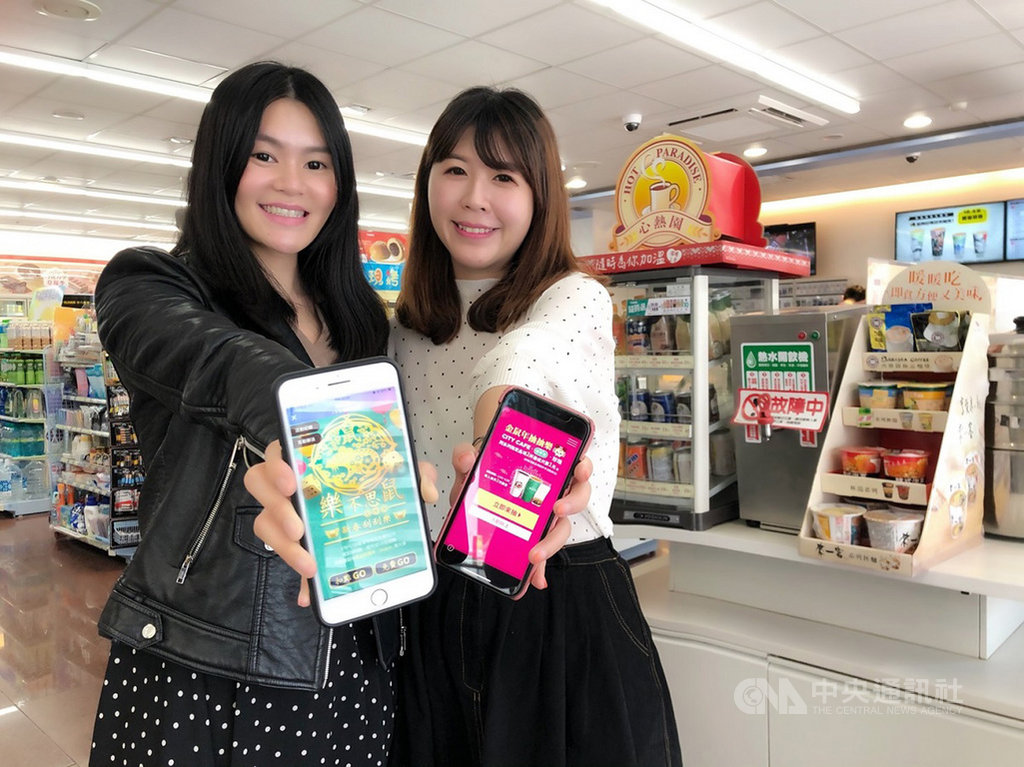 台灣超商密集度全球第二,業者間競爭激烈,除了推出複合店面、多元服務外,超商早將觸角伸及虛擬平台,經營線上商城、推出手機APP。 (統一超商提供)中央社記者蔡芃敏傳真 109年1月27日