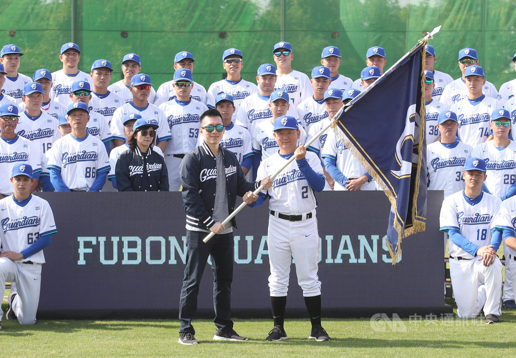 中職富邦悍將隊今年延攬洪一中(前右2)執掌兵符,原本在桃猿隊的首席教練郭建霖、投手教練吳俊良也隨洪一中到悍將,前獅隊總教練黃甘霖則到悍將擔任外野教練,展現新氣象,圖為1月13日富邦悍將春訓開訓拍攝。中央社記者張新偉攝 109年1月27日