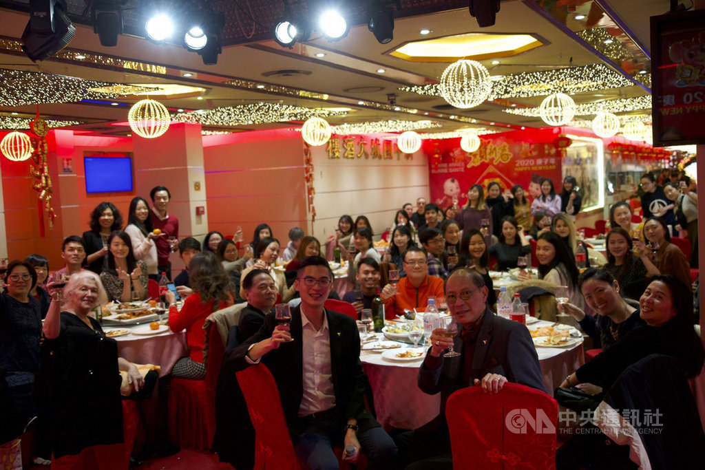 台法青年交流協會26日於巴黎舉辦2020春節午宴暨幹部就職典禮。80多人團聚巴黎互道恭喜,同慶新年。(台法青年交流協會提供)中央社記者曾婷瑄巴黎傳真 109年1月27日