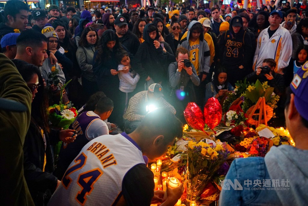 美國職籃NBA洛杉磯湖人傳奇球星布萊恩(Kobe Bryant)26日不幸墜機過世,大批球迷聚集在湖人主場史泰博中心(Staples Center)外廣場,追悼這位傳奇球星。中央社記者王騰毅洛杉磯攝 109年1月27日