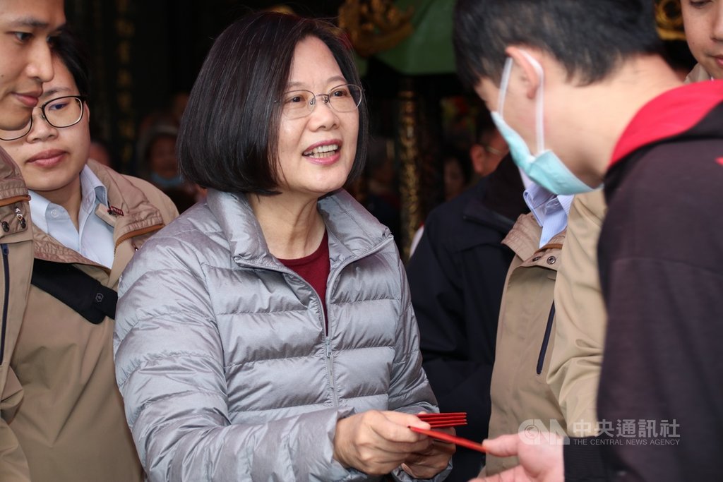總統蔡英文(中)27日到南投縣草屯鎮惠德宮參拜並發福袋,總統面露微笑、未戴口罩,吸引大批民眾領取。中央社記者蕭博陽南投縣攝109年1月27日