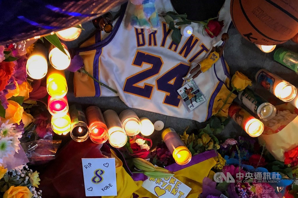 美國職籃NBA洛杉磯湖人傳奇球星布萊恩(Kobe Bryant)26日不幸墜機過世,球迷聚集在湖人主場史泰博中心(Staples Center)外廣場,獻上花束卡片追思這位傳奇球星。中央社記者王騰毅洛杉磯攝 109年1月27日