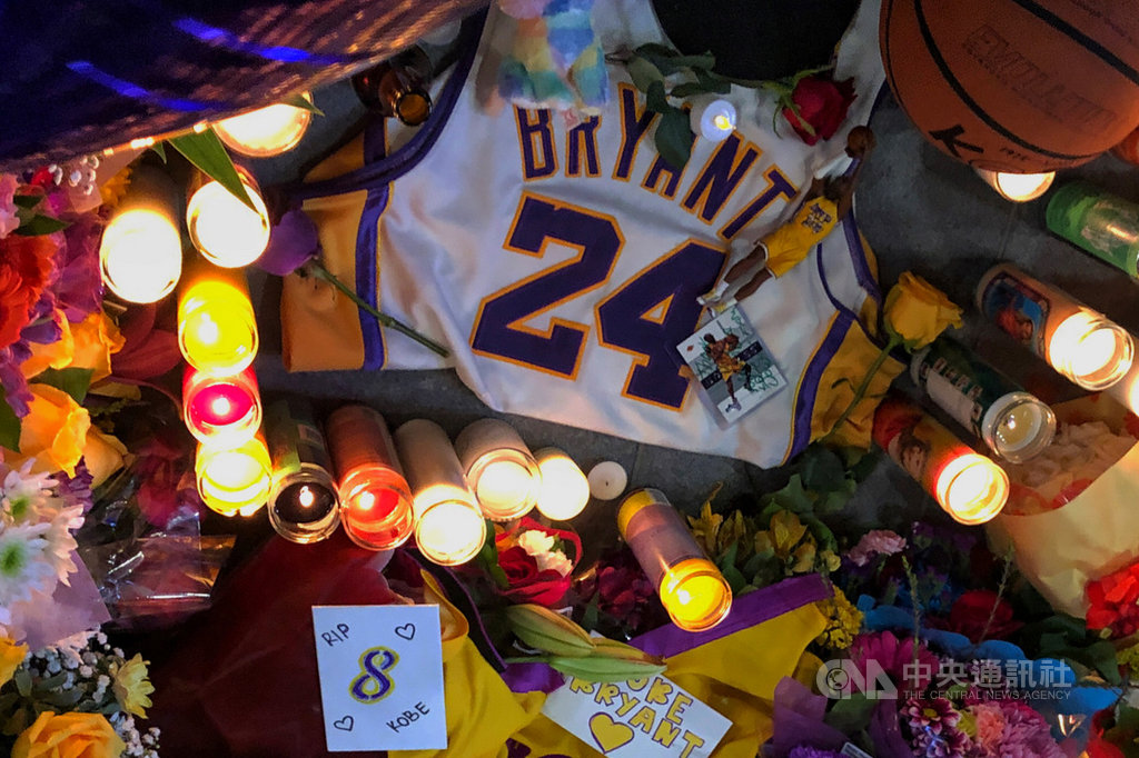 美國職籃NBA洛杉磯湖人傳奇球星布萊恩(Kobe Bryant)26日不幸墜機過世,球迷聚集在湖人主場史泰博中心(Staples Center)外廣場,獻上花束卡片追思這位傳奇球星。中央社記者王騰毅洛杉磯攝 109年1月27日