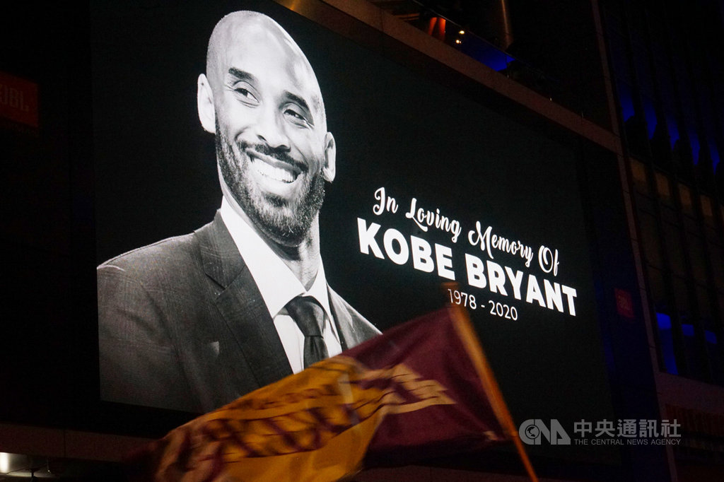 美國職籃NBA洛杉磯湖人傳奇球星布萊恩(Kobe Bryant)26日墜機過世,湖人主場史泰博中心(Staples Center)外廣場,大型看板秀出紀念他的照片及文字。中央社記者王騰毅洛杉磯攝 109年1月27日