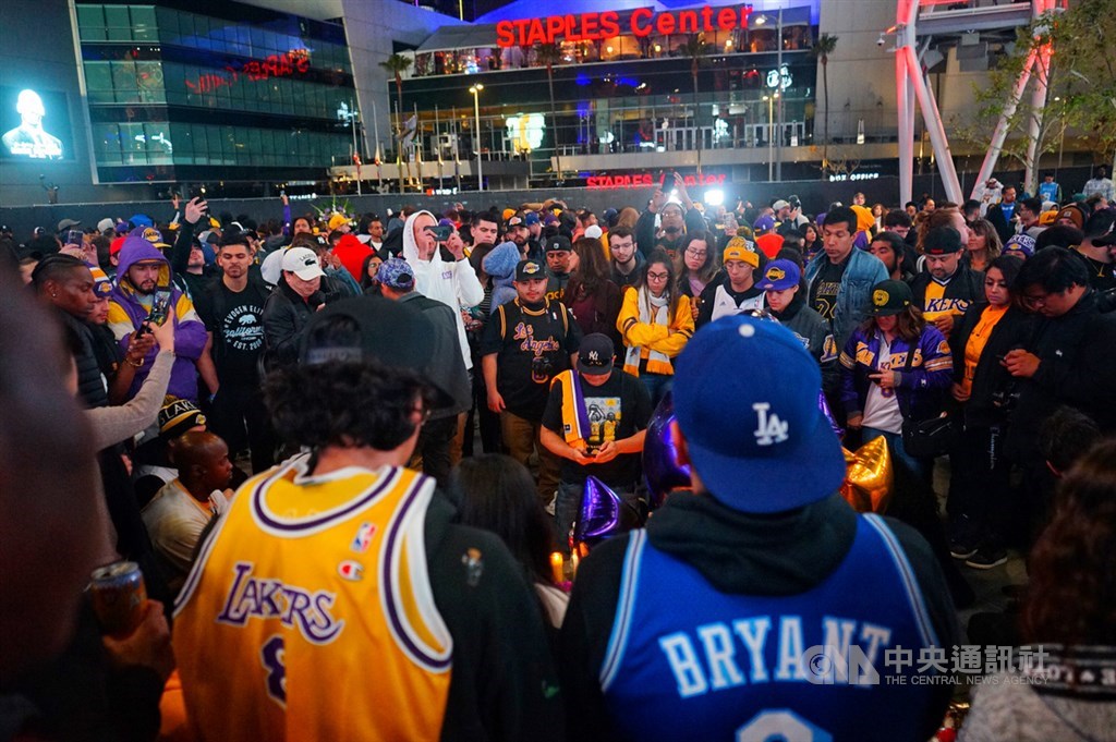 美國職籃NBA洛杉磯湖人傳奇球星布萊恩(Kobe Bryant)26日不幸墜機過世,大批球迷紛紛穿起球衣聚集在湖人主場史泰博中心(Staples Center)外廣場向布萊恩致敬。中央社記者王騰毅洛杉磯攝 109年1月27日