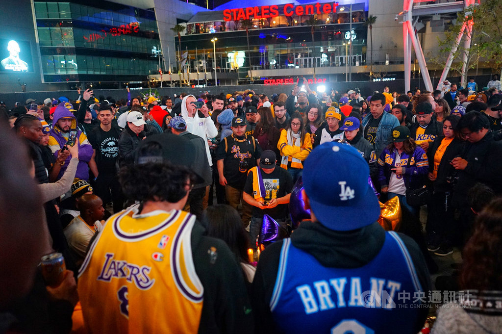 美國職籃NBA洛杉磯湖人傳奇球星布萊恩(Kobe Bryant)26日不幸墜機過世,大批球迷紛紛穿起球衣聚集在湖人主場史泰博中心(Staples Center)外廣場向布萊恩致敬。中央社記者王騰毅洛杉磯攝 109年1月27日