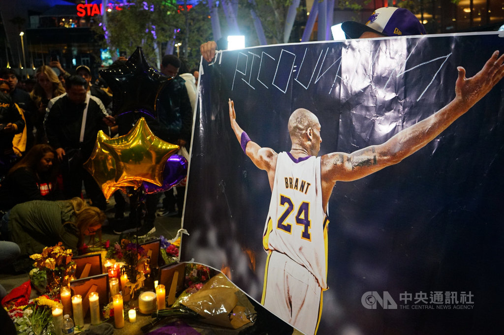 美國職籃NBA洛杉磯湖人傳奇球星布萊恩(Kobe Bryant)26日墜機過世,湖人主場史泰博中心(Staples Center)外廣場,不少球迷自發到場獻上燭光、花束悼念。中央社記者王騰毅洛杉磯攝 109年1月27日