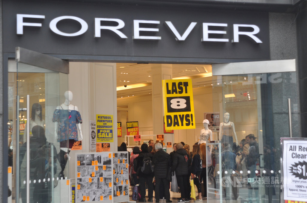 快時尚服飾品牌Forever 21於2019年申請破產,在全球結束營業的店點中,位在舊金山市區的旗艦店屬於租金昂貴的大型店面,撤店前以倒數計時的方式進行大拍賣。圖為108年12月23日舊金山市區的一景。中央社記者周世惠舊金山攝 109年1月27日