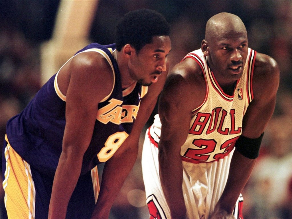美國職籃NBA洛杉磯湖人前當家球星布萊恩(左)搭乘私人直升機失事身亡,「空人飛人」喬丹發聲明表示,他與布萊恩經常聊天,布萊恩就像他弟弟一般。(圖取自facebook.com/Kobe)
