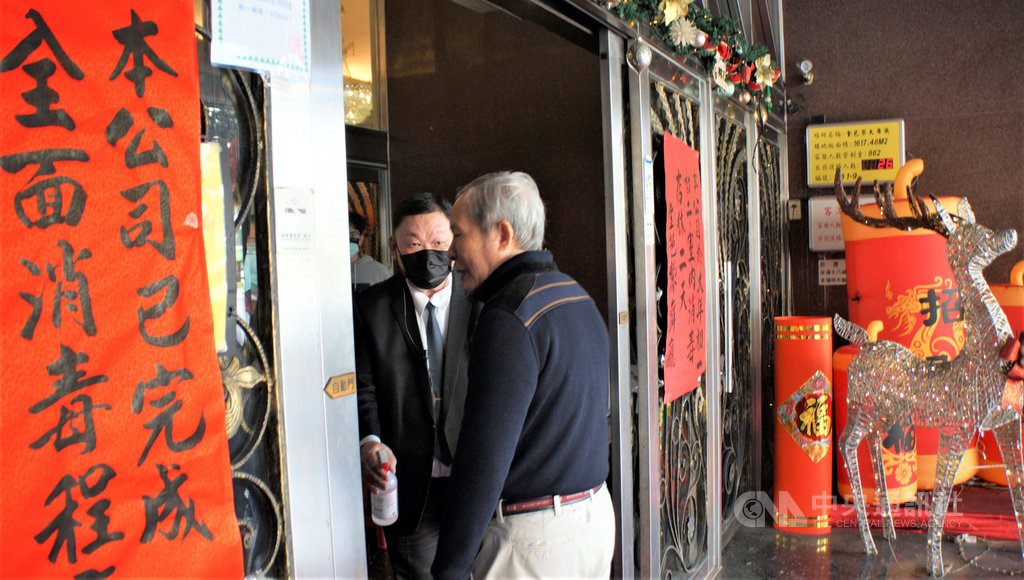 高雄市金芭黎舞廳遭武漢肺炎疫情波休店兩天消毒,27日恢復營業加強防疫管制,員工戴口罩對上門消費者量體溫、噴灑酒精乾洗手,防疫滴水不漏。中央社記者程啟峰高雄攝 109年1月27日