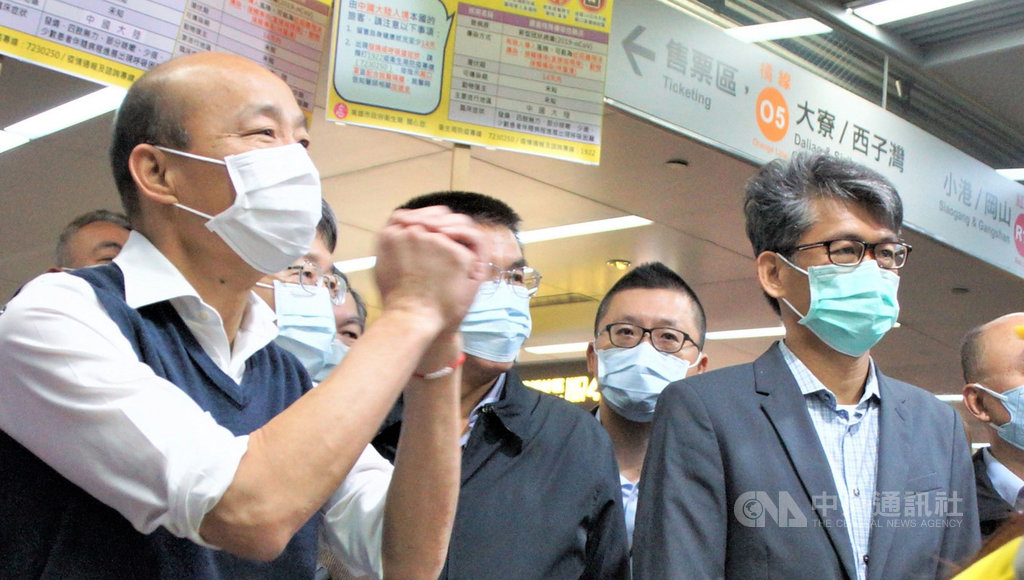 武漢肺炎疫情延燒,高雄市長韓國瑜(左)27日視察高雄捷運美麗島站防疫工作,以拱手代替握手向往來旅客拜年。中央社記者程啟峰高雄攝109年1月27日