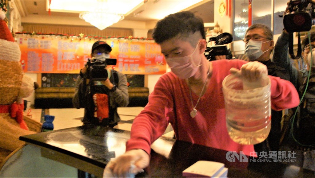 武漢肺炎疫情延燒,一名台商確診病例發病期間22日光顧高雄市金芭黎舞廳,店內一名員工也出現疑似症狀住院隔離,員工26日以漂白水在店內消毒防疫。中央社記者程啟峰高雄攝 109年1月26日