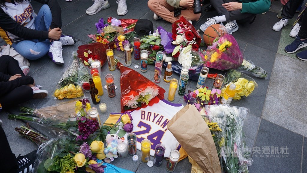 美國職籃NBA洛杉磯湖人傳奇球星布萊恩(Kobe Bryant)26日過世,球迷聚集在湖人主場史泰博中心(Staples Center)外的廣場,追思紀念他。地上擺滿了鮮花、球衣與海報。中央社記者林宏翰洛杉磯攝 109年1月27日