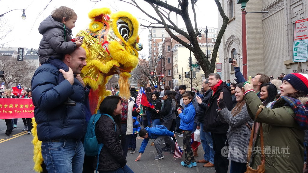 華府美京中華會館在華府市中心中國城舉行農曆春節遊行,許多民眾搶著和舞獅合影。中央社記者江今葉華盛頓攝 109年1月27日