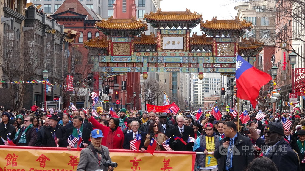 華府美京中華會館在華府市中心中國城舉行農曆春節遊行,駐美代表高碩泰與華府特區市長鮑賽等當地政要與社團領袖,帶領隊伍展開遊行。中央社記者江今葉華盛頓攝 109年1月27日