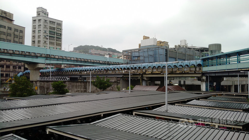 基隆市中山橋民國65年間竣工,是全台少見跨越鐵路的曲橋,一旁人行陸橋有富涵基隆「雨都」特色雨遮,遠遠望去,彷彿藍色長龍盤踞在鐵道上方。中央社記者王朝鈺攝 109年1月27日