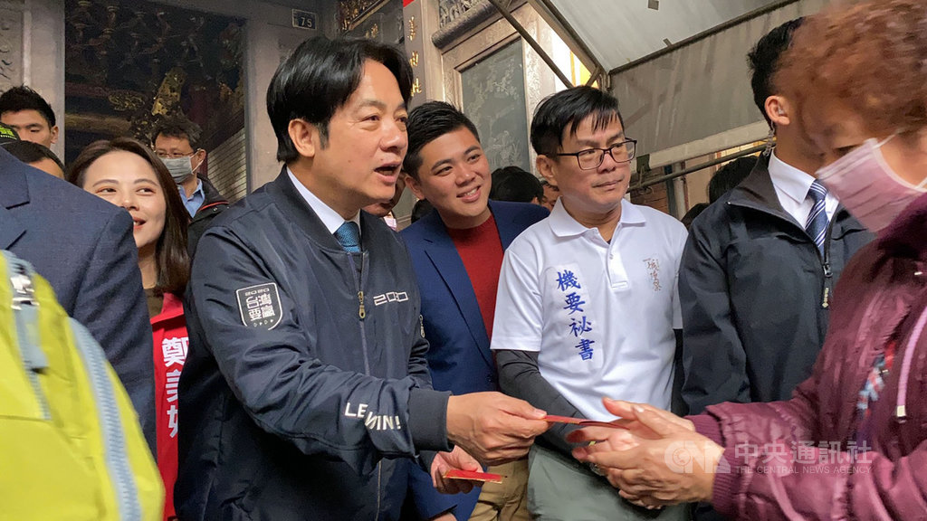 準副總統賴清德(前左)27日到新竹都城隍廟參拜,並發放福袋給民眾,喜迎庚子金鼠年。中央社記者魯鋼駿攝 109年1月27日