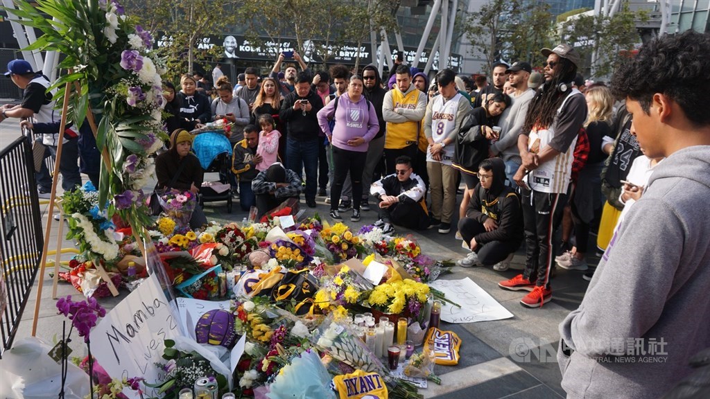 美國職籃NBA洛杉磯湖人傳奇球星布萊恩(Kobe Bryant)26日過世,球迷聚集在湖人主場史泰博中心(Staples Center)外的廣場,追思紀念布萊恩。中央社記者林宏翰洛杉磯攝 109年1月27日