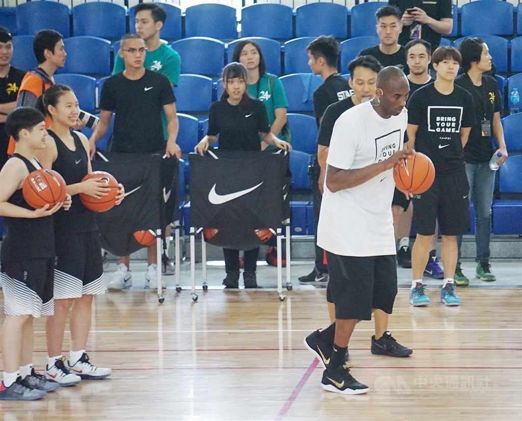 NBA退役球星布萊恩(Kobe Bryant)(白衣)2016年到南港運動中心指導高中女將,也讓球員提問。(中央社檔案照片)