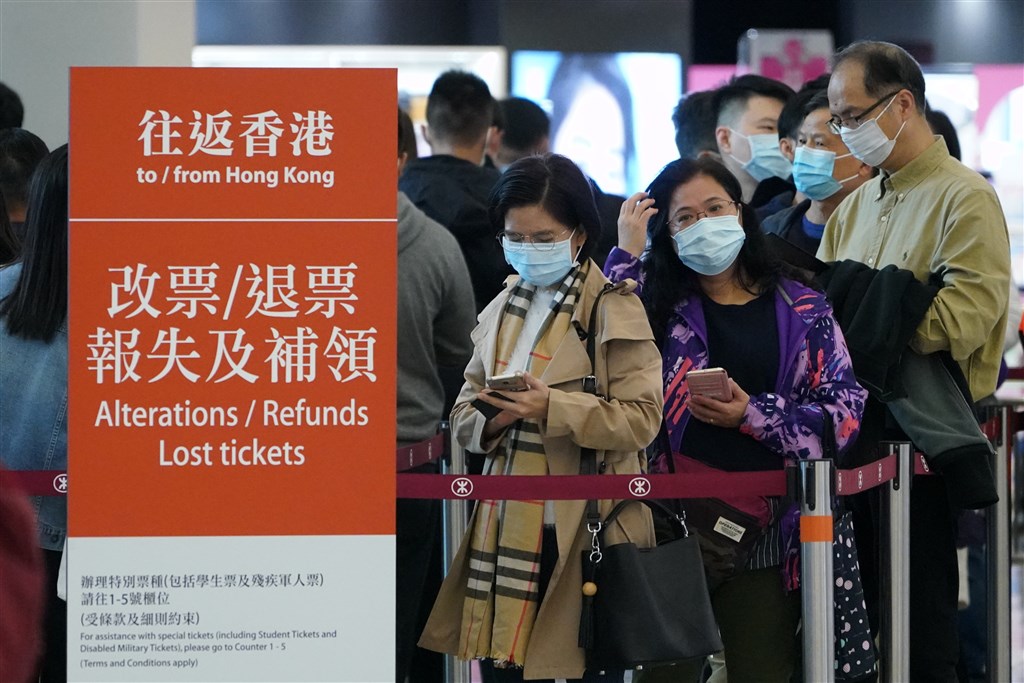為了遏阻武漢肺炎疫情,香港政府26日晚間宣布自1月27日零時起,所有中國湖北省居民和過去14天內曾到湖北省的非香港居民將不被獲准入境香港。圖為大批旅客在高鐵香港西九龍站票務大廳排隊等待退票或改票。(中新社提供)