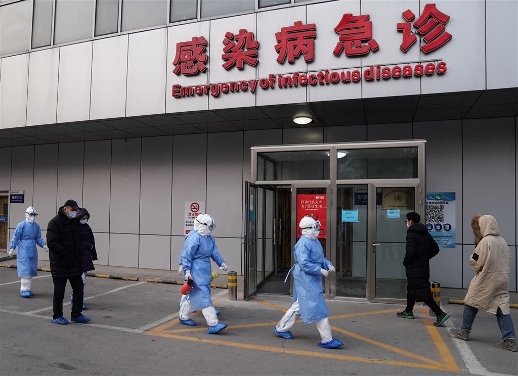 中國當局26日晚間通報指出,北京市再新增5起武漢肺炎確診病例,其中年齡最小者是1名9個月大女嬰,成為北京的年齡最小確診病例。圖為身穿防護服的醫務人員從北京地壇醫院感染病急診走出。(中新社提供)