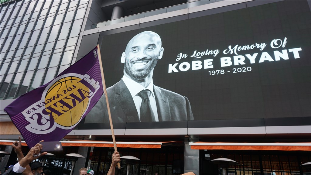 前美國職籃NBA洛杉磯湖人球星布萊恩墜機亡,美國各界都表達哀悼,充滿震驚與不捨。中央社記者林宏翰洛杉磯攝 109年1月27日