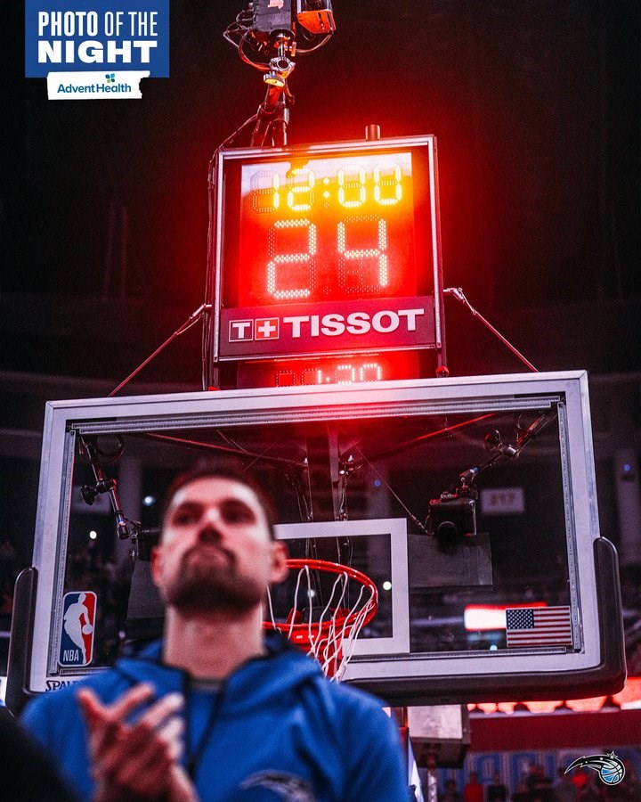 美國職籃NBA洛杉磯湖人傳奇球星布萊恩26日死於直升機墜毀,NBA數場比賽球員開球後不進攻,刻意讓24秒進攻時間走完。(圖取自twitter.com/OrlandoMagic)