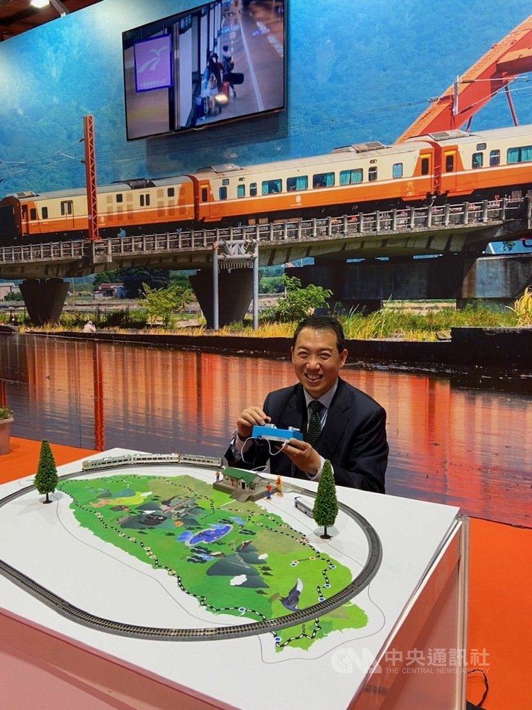 2020年「都柏林國際旅遊展」24日開展,駐愛爾蘭代表楊子葆與空運的台鐵動力火車模型合影。(駐愛爾蘭代表處提供)中央社記者戴雅真倫敦傳真 109年1月27日