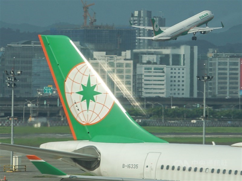 長榮航空宣布為加強武漢肺炎防疫措施,28日起往返兩岸與港、澳航班,將不再提供毛巾、報章雜誌、桌布、酒菜單,而自2月1日至16日往返兩岸部分航班也將取消。(中央社檔案照片)