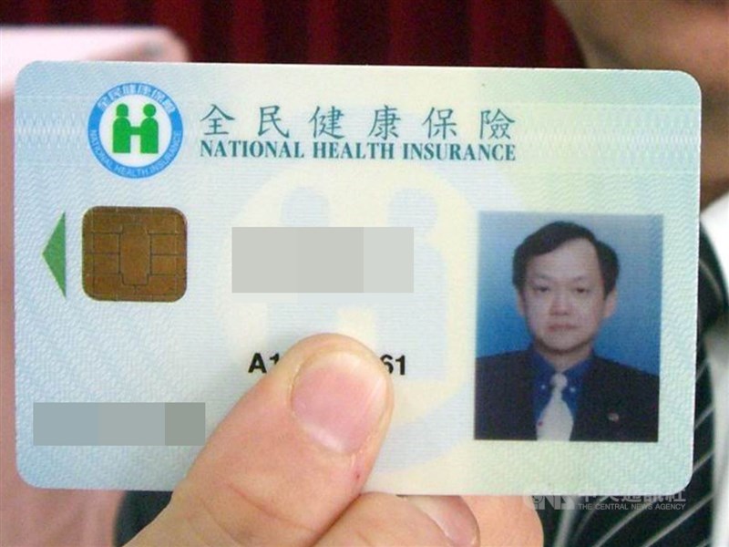 衛生福利部中央健康保險署27日表示,透過健保雲端系統,即日起就醫插入健保IC卡,就會比對提示14天內患者是否從武漢返台,藉此強化協助掌握病人動向。(中央社檔案照片)