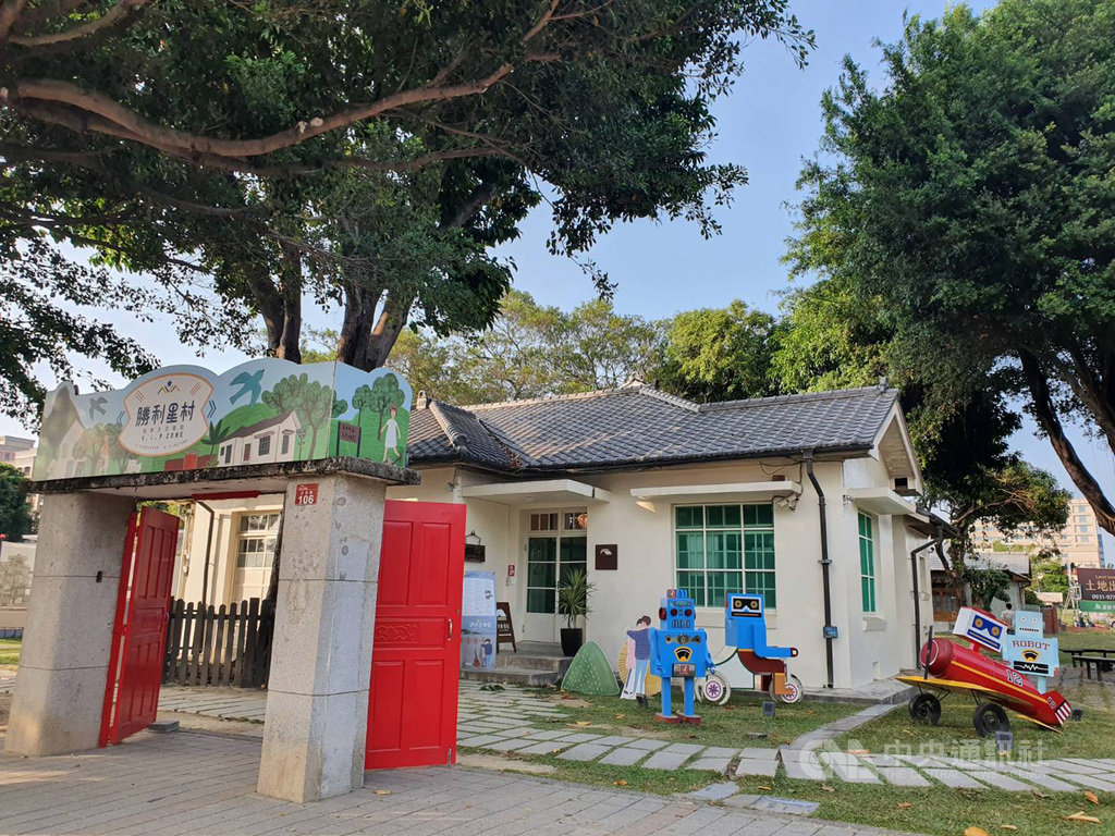 遊客如果到勝利星村創意生活園區,不知那家是將軍之屋,位於青島街與中山路口的「將軍之屋」可列參觀首站,裡面有眷村的介紹、簡介折頁與志工服務。中央社記者郭芷瑄攝 109年1月28日