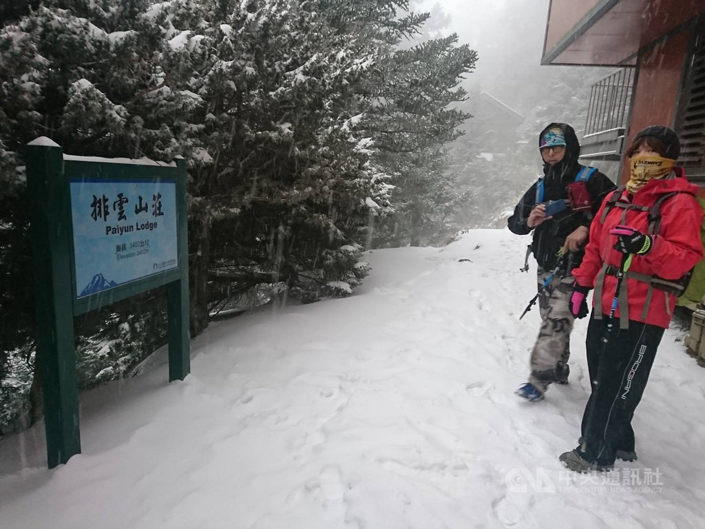 入冬首波寒流配合華南水氣,玉山、合歡山等高山28日降雪,玉山排雲山莊(圖)、塔塔加一帶也明顯降雪,因此,玉山國家公園管理處啟動雪地管制,登玉山須帶雪地裝備與證明。(玉管處提供)中央社記者蕭博陽南投縣傳真109年1月28日