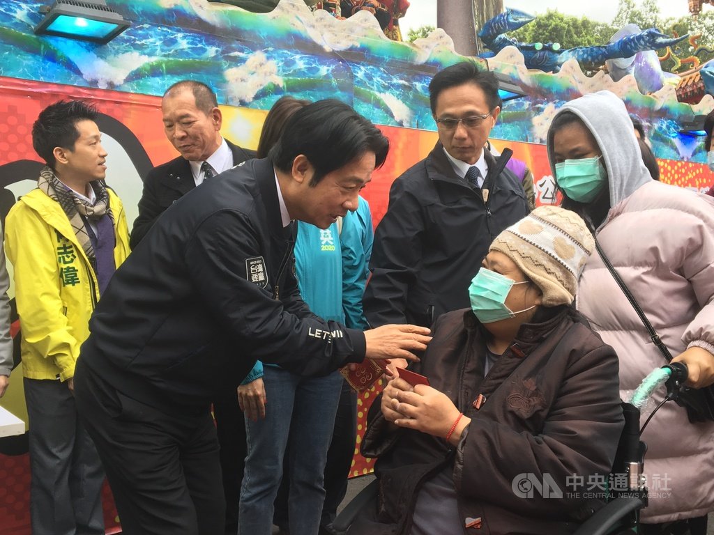 副總統當選人賴清德(前左)28日參拜北投關渡宮,在現場發放紅包,吸引大批民眾排隊索取;他接受媒體採訪時表示,武漢疫情會衝擊經濟表現,不論是中國或國際市場均將受影響,但相信總統蔡英文以及專業財經團隊會帶領台灣走過衝擊。中央社記者蔡芃敏攝 109年1月28日