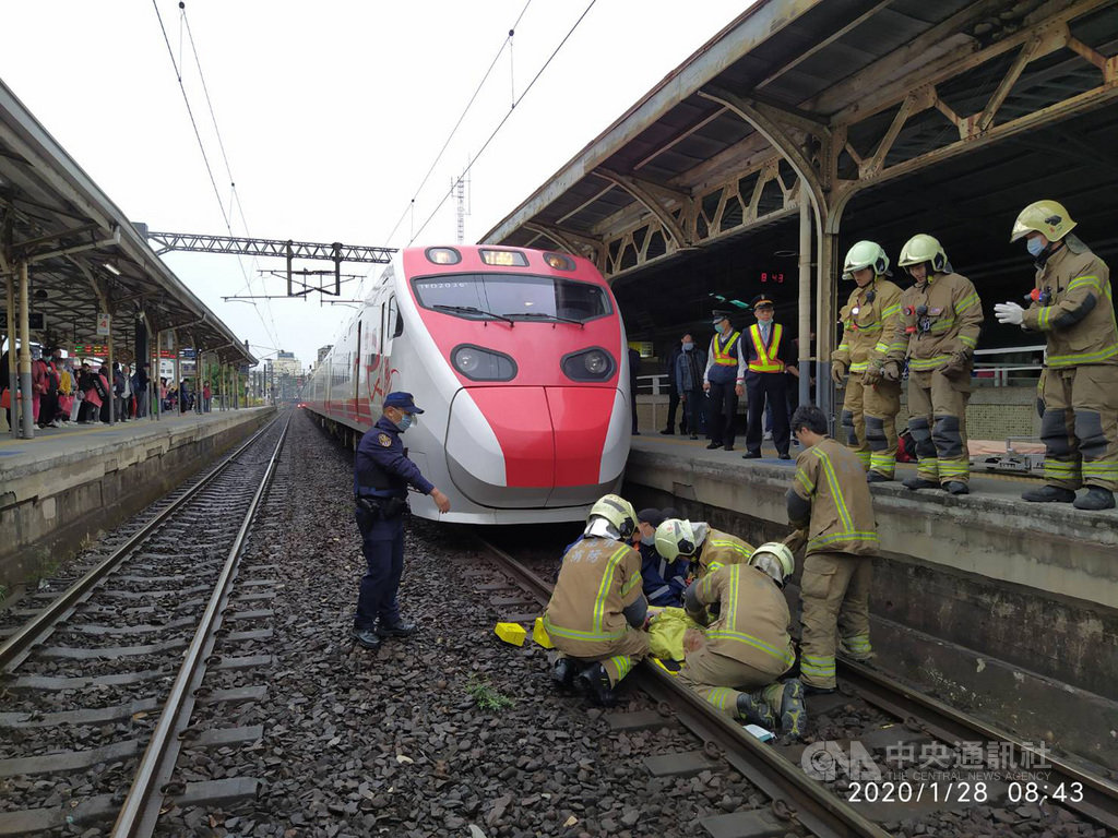 普悠瑪號列車28日上午駛進台南火車站時,一名年約80歲的老翁,突然從第一月台跌落遭撞擊,當場死亡,警方調查中。(台南市消防局提供)中央社記者張榮祥台南傳真 109年1月28日