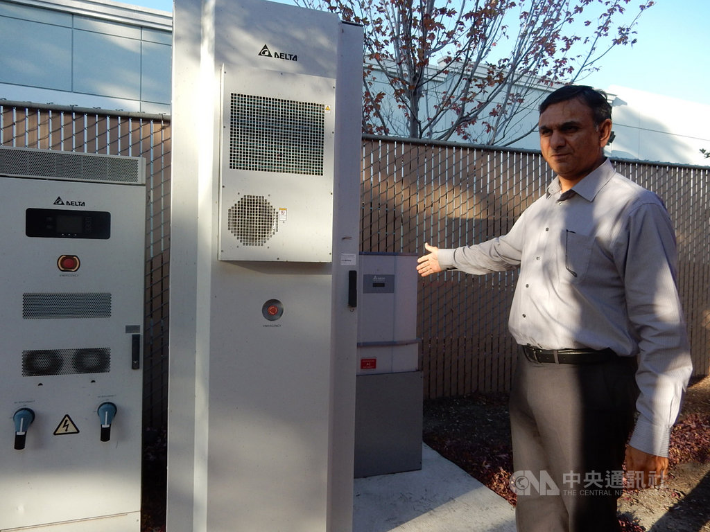 新創公司Gridscape Solutions執行長高爾(Vipul Gore)展示微電網設備,透過太陽能發電和儲存電力,串起周遭社區的共享電網。圖為108年10月30日佛利蒙特市消防局的微電網。中央社記者周世惠舊金山攝 109年1月28日