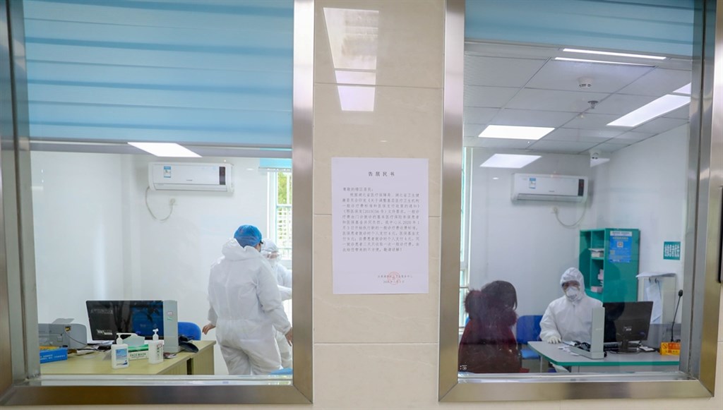 中國國家醫療專家組成員28日表示,部分感染新型冠狀病毒肺炎的患者雖然沒有症狀,仍具有一定傳播力。圖為武漢武昌區衛生服務中心內社區醫務人員問診情況。(中新社提供)